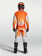 Alpinestars Jersey Racer Amber, jersey de motocross para hombre, naranja y blanco, vista posterior en modelo, tejido transpirable de alto rendimiento y ajuste de carrera