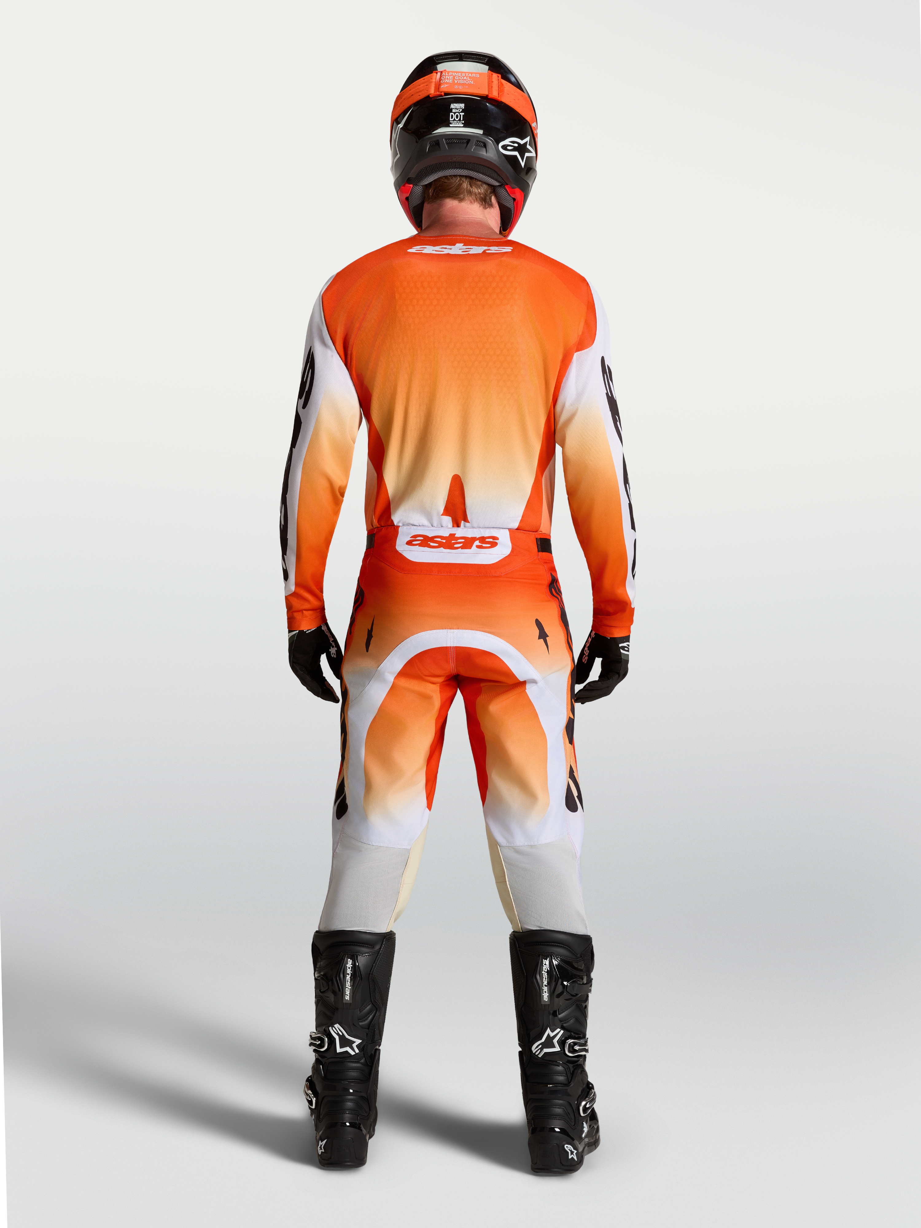 Alpinestars Jersey Racer Amber, jersey de motocross para hombre, naranja y blanco, vista posterior en modelo, tejido transpirable de alto rendimiento y ajuste de carrera