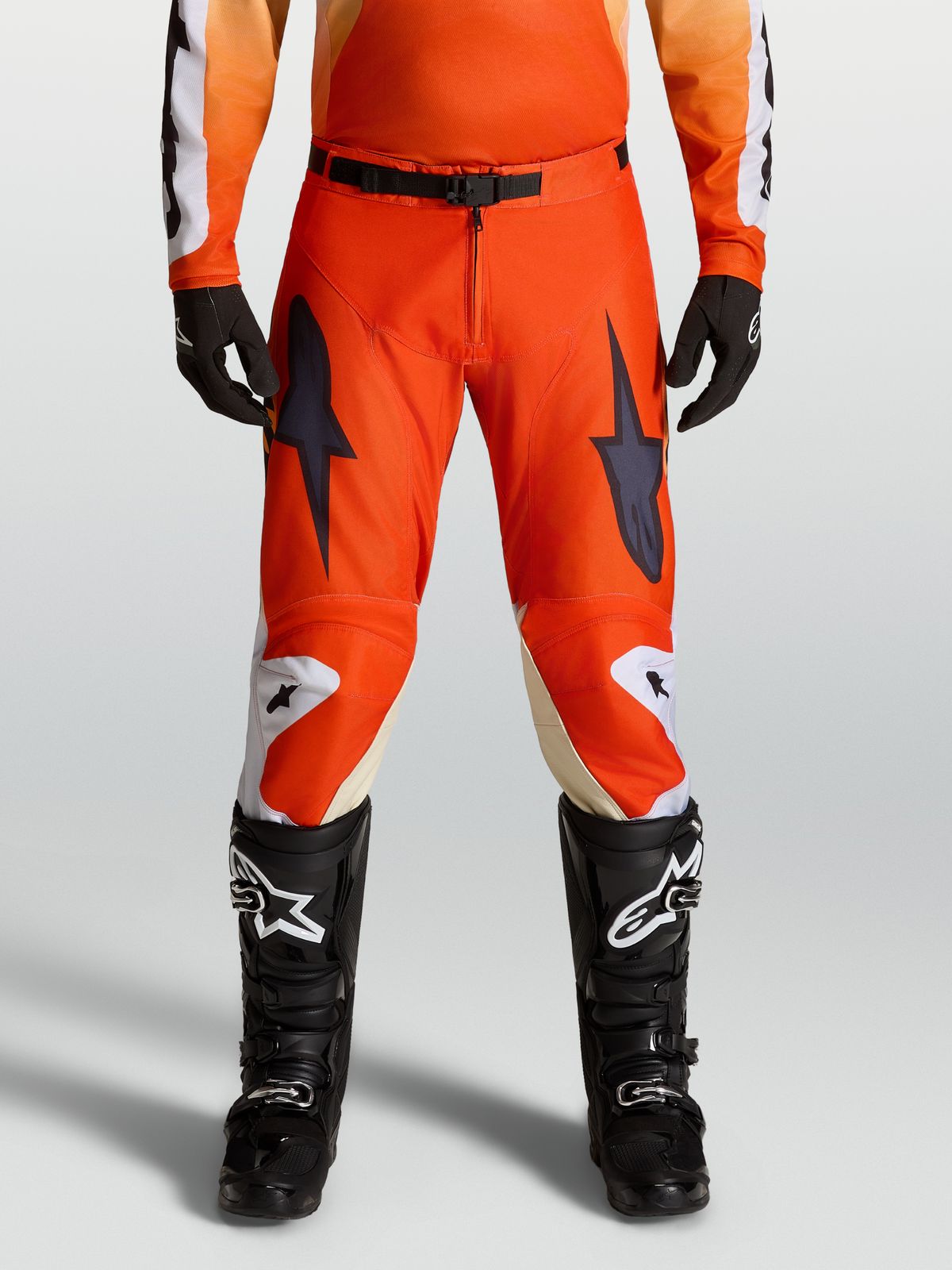Alpinestars Racer Amber, pantalones de motocross rojos, ajuste precurvado en tejido de poliéster 600D resistente