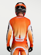 Alpinestars Jersey Racer Amber, jersey de motocross para hombre, naranja y blanco, vista trasera, diseño ligero y transpirable para conducción off-road