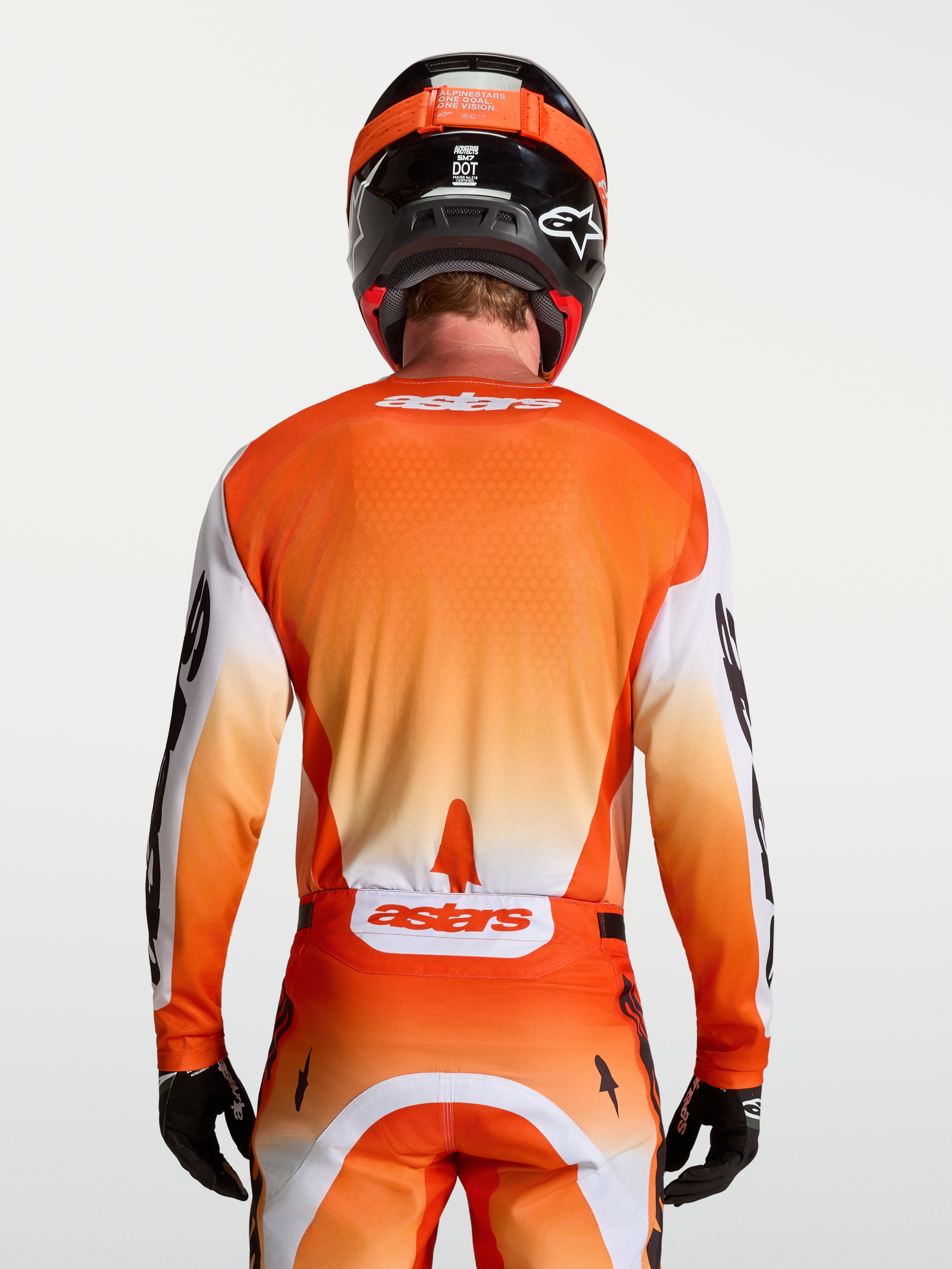 Alpinestars Jersey Racer Amber, jersey de motocross para hombre, naranja y blanco, vista trasera, diseño ligero y transpirable para conducción off-road