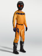Alpinestars Racer Amber 2027, conjunto de motocross para hombre, naranja y azul profundo, jersey y pantalones para off-road.