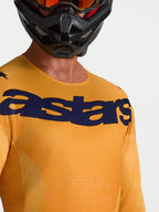 Jersey Racer Amber de Alpinestars, jersey de motocross naranja y azul profundo con logotipo Astars y tejido transpirable.