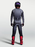 Alpinestars Racer Amber Gear Set, equipación de motocross para hombre, gris y lila, vista trasera en modelo