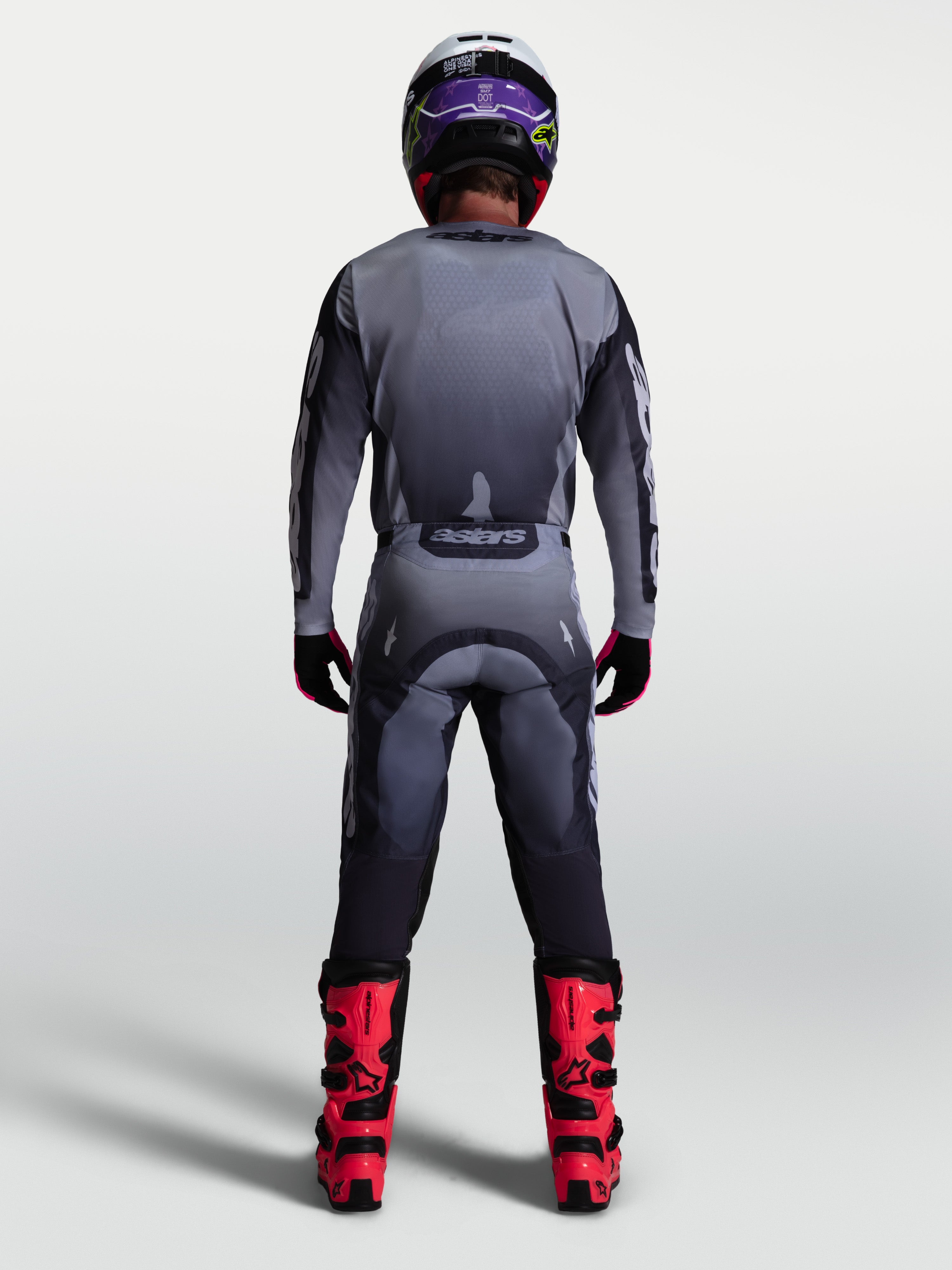 Alpinestars Racer Amber Gear Set, equipación de motocross para hombre, gris y lila, vista trasera en modelo