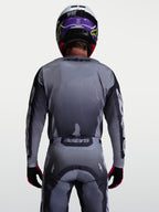 Jersey Alpinestars Racer Amber, para motocross y off-road, vista trasera, gris y lila claro, tejido técnico ligero