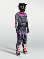 Conjunto Alpinestars Racer Lone, equipo de motocross para hombre, camuflaje gris y morado con pantalones y botas de carreras.