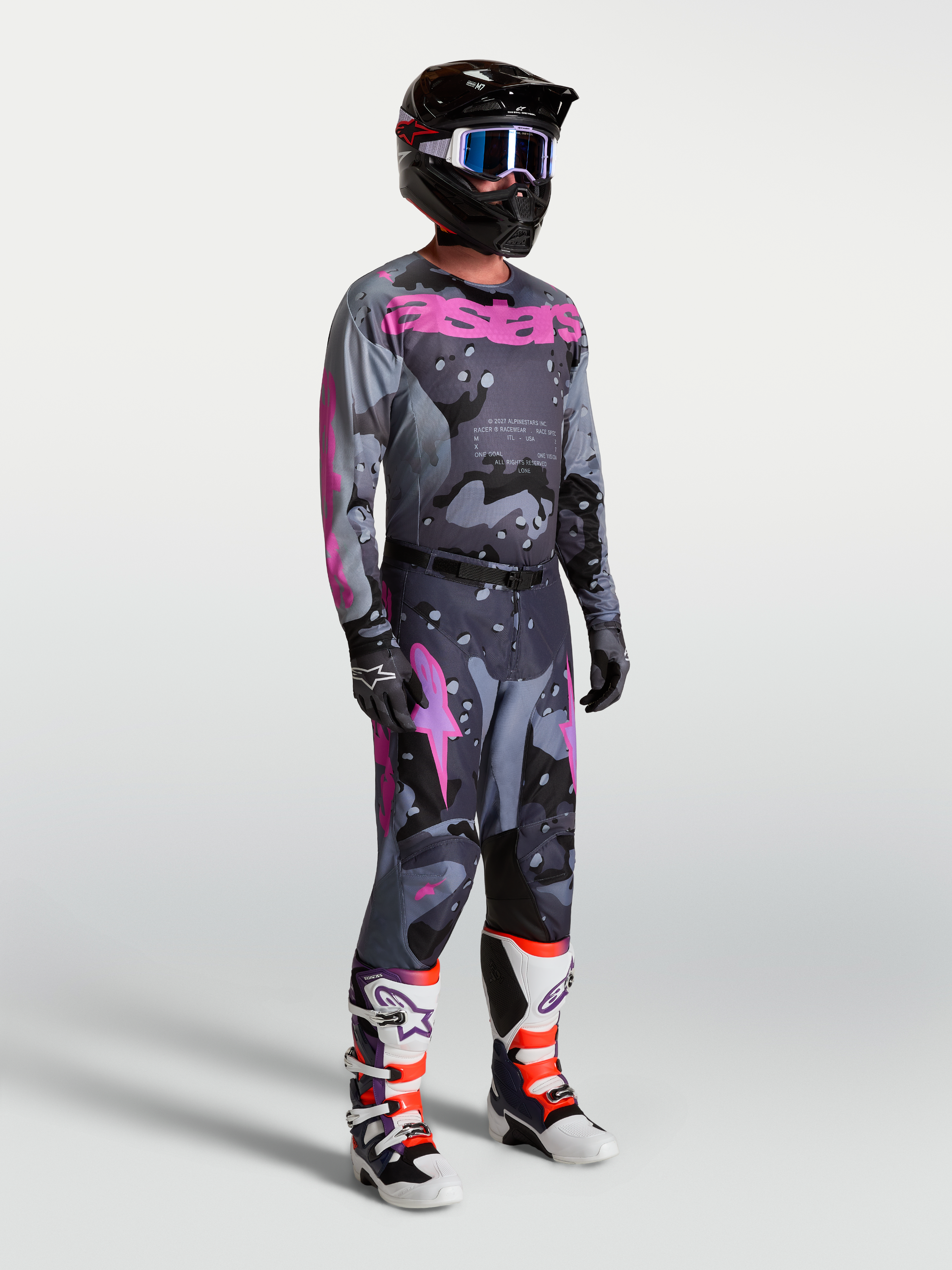Conjunto Alpinestars Racer Lone, equipo de motocross para hombre, camuflaje gris y morado con pantalones y botas de carreras.