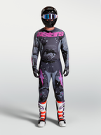 Alpinestars Racer Lone, jersey de motocross para hombre, camuflaje gris y morado, con casco y botas de protección