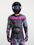 Jersey Racer Lone de Alpinestars para motocross, de hombre, gris camuflaje y morado, polifabricado ligero, visto en modelo.