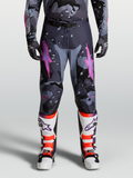 Alpinestars Pantalones Racer Lone 2027, pantalones de motocross para hombre, gris camuflaje y morado con logotipos de estrella rosa, combinados con jersey, guantes y botas de competición todoterreno