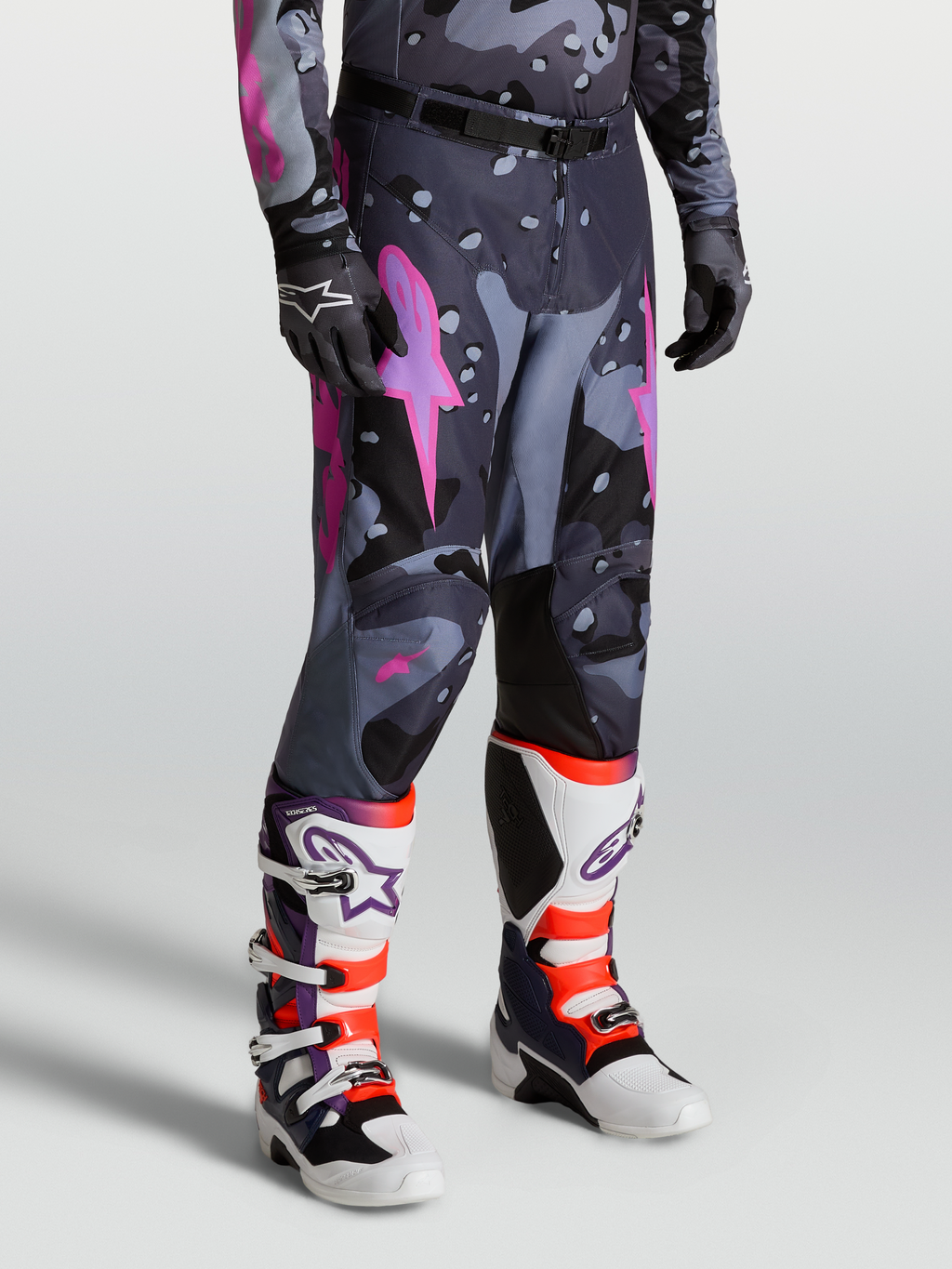Alpinestars Racer Lone, pantalones de motocross para hombre en gris camo y morado, ajuste de carrera precurvado con paneles de cuero en las rodillas e inserciones elásticas, equipo todoterreno de alto rendimiento