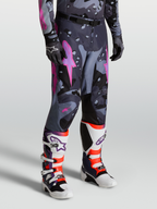 Alpinestars Racer Lone, pantalones de motocross para hombre en gris camo y morado, ajuste de carrera precurvado con paneles de cuero en las rodillas e inserciones elásticas, equipo todoterreno de alto rendimiento
