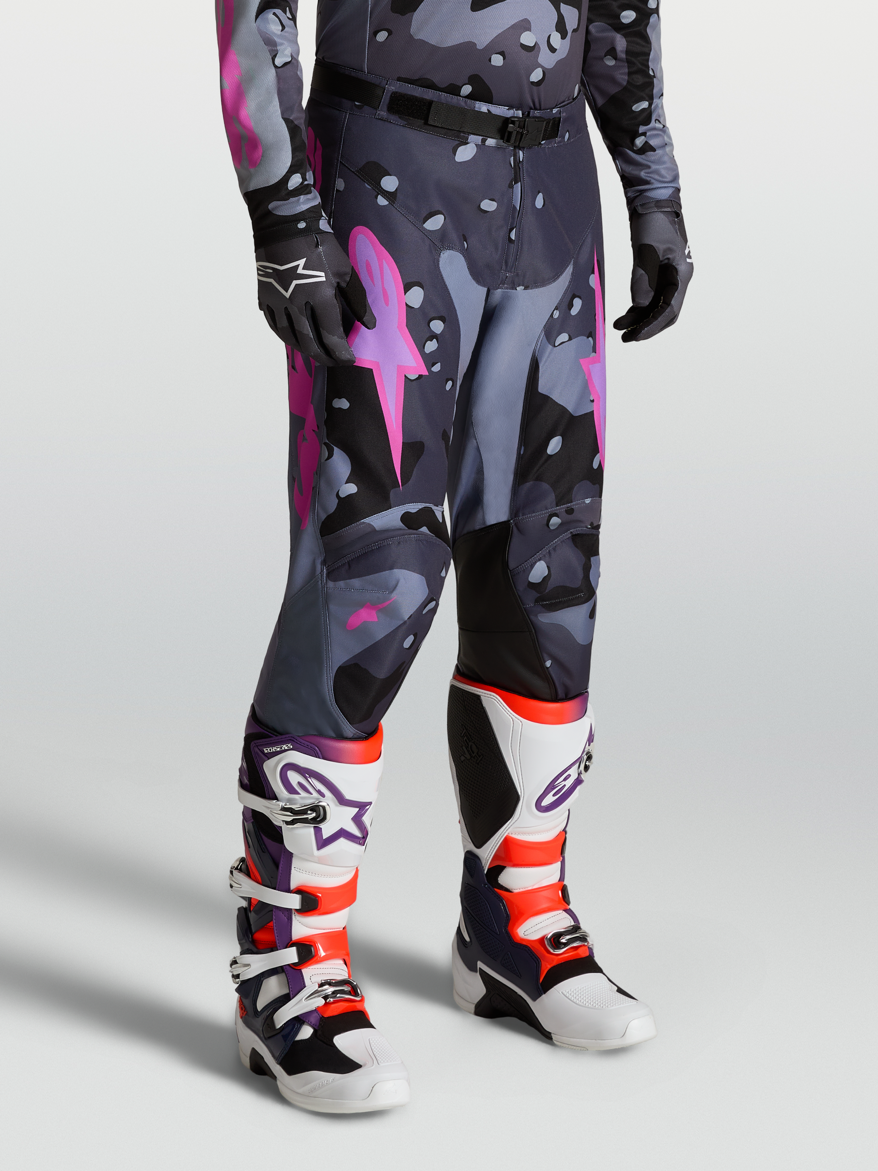 Alpinestars Racer Lone, pantalones de motocross para hombre en gris camo y morado, ajuste de carrera precurvado con paneles de cuero en las rodillas e inserciones elásticas, equipo todoterreno de alto rendimiento