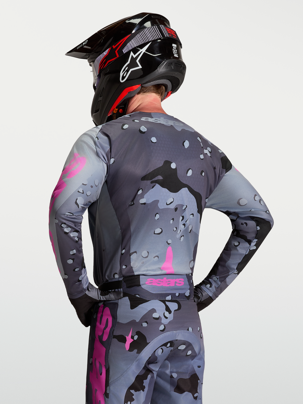 Alpinestars Jersey Racer Lone, jersey de motocross y off-road para hombre en gris y morado con patrón de camuflaje, vista posterior en modelo, polifabricado ligero y transpirable