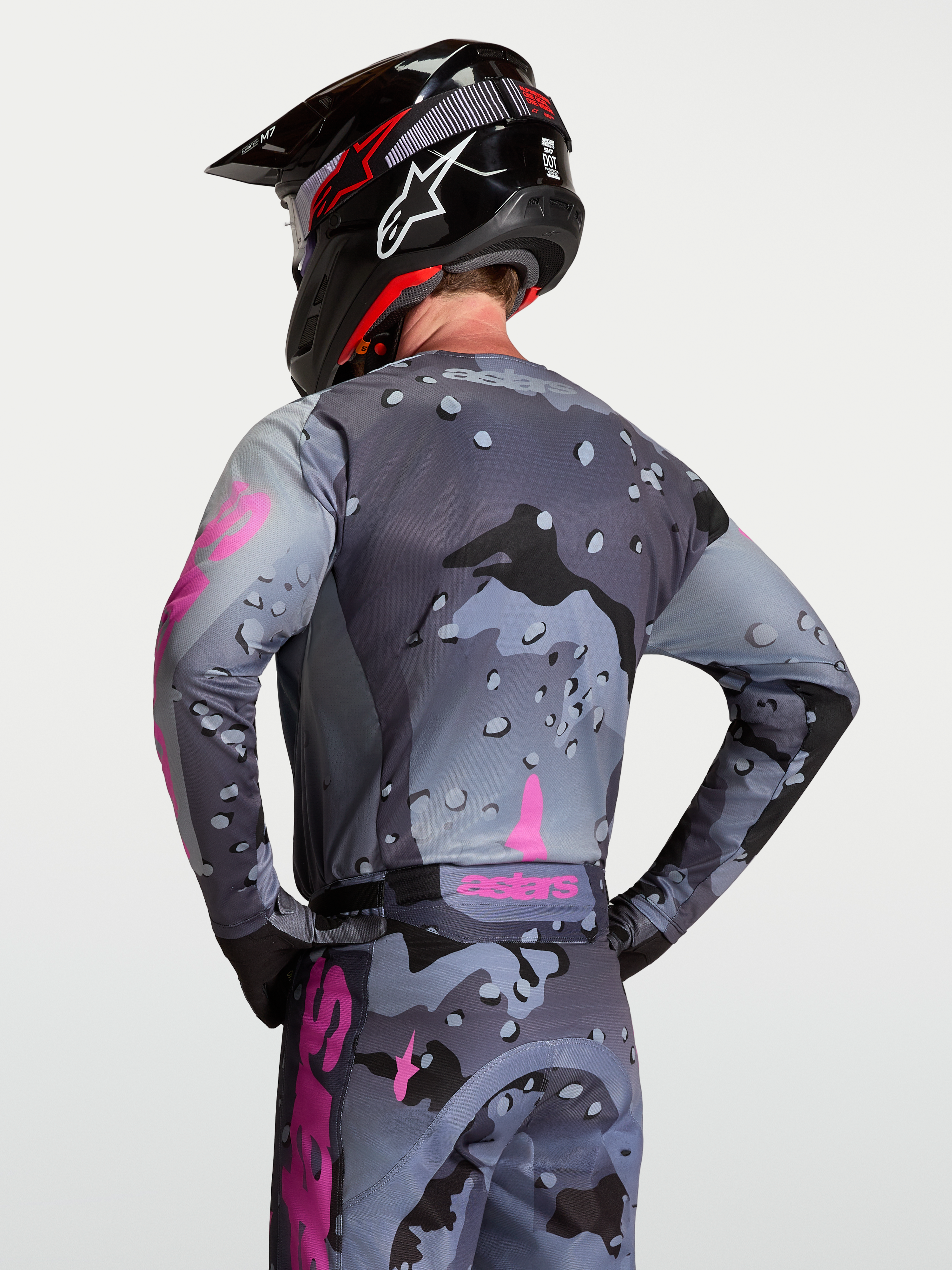 Alpinestars Jersey Racer Lone, jersey de motocross y off-road para hombre en gris y morado con patrón de camuflaje, vista posterior en modelo, polifabricado ligero y transpirable