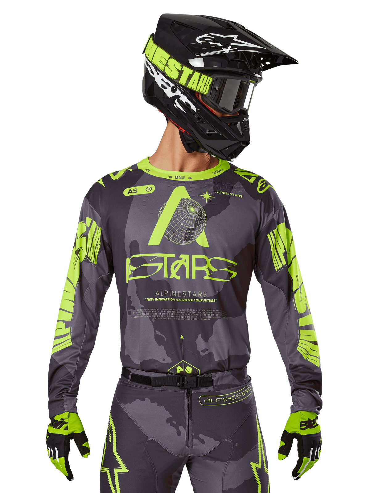 Alpinestars 2025 Racer Hollow Jersey, jersey de motocross, camuflaje oscuro y amarillo neón, combinado con pantalones a juego, casco negro y amarillo con gafas, y guantes negros, con la marca Alpinestars y diseño de camuflaje