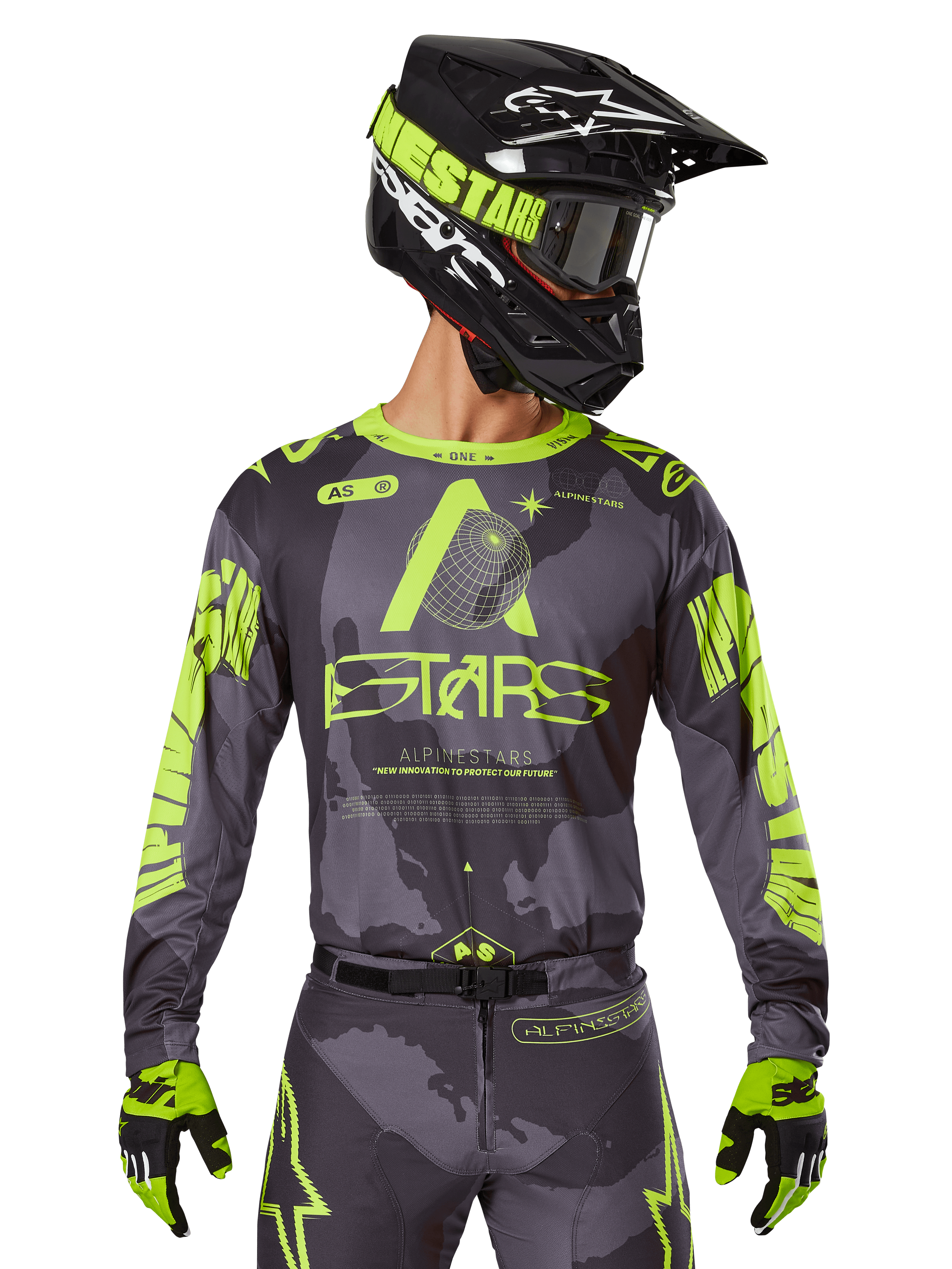 Alpinestars 2025 Racer Hollow Jersey, jersey de motocross, camuflaje oscuro y amarillo neón, combinado con pantalones a juego, casco negro y amarillo con gafas, y guantes negros, con la marca Alpinestars y diseño de camuflaje