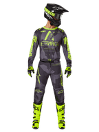 Alpinestars 2025 Racer Hollow Gear Set, conjunto de equipamiento de motocross en Dark Camo y Amarillo Fluo, incluye jersey de manga larga y pantalones a juego, casco negro con acentos de neón, botas y guantes amarillos brillantes, equipo de rendimiento coordinado para conducción off-road