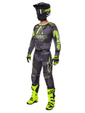 Alpinestars 2025 Racer Hollow Gear Set, conjunto completo de motocross, camuflaje gris y amarillo neón, incluye jersey, pantalones, casco negro y amarillo a juego, gafas, guantes y botas amarillo brillante, equipamiento de alto rendimiento para carreras off-road