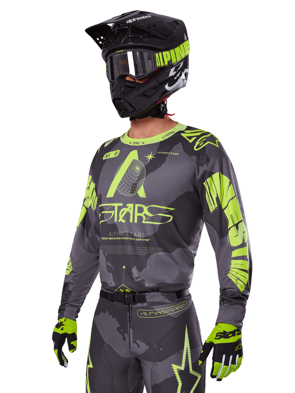 Conjunto de equipo Alpinestars Racer Hollow 2025, jersey y pantalones de motocross en gris y amarillo neón, usado con casco, gafas y guantes negros a juego, con logotipos llamativos y gráficos de estrellas de Alpinestars en amarillo fluorescente sobre una base gris estampada, look profesional de competición todoterreno.