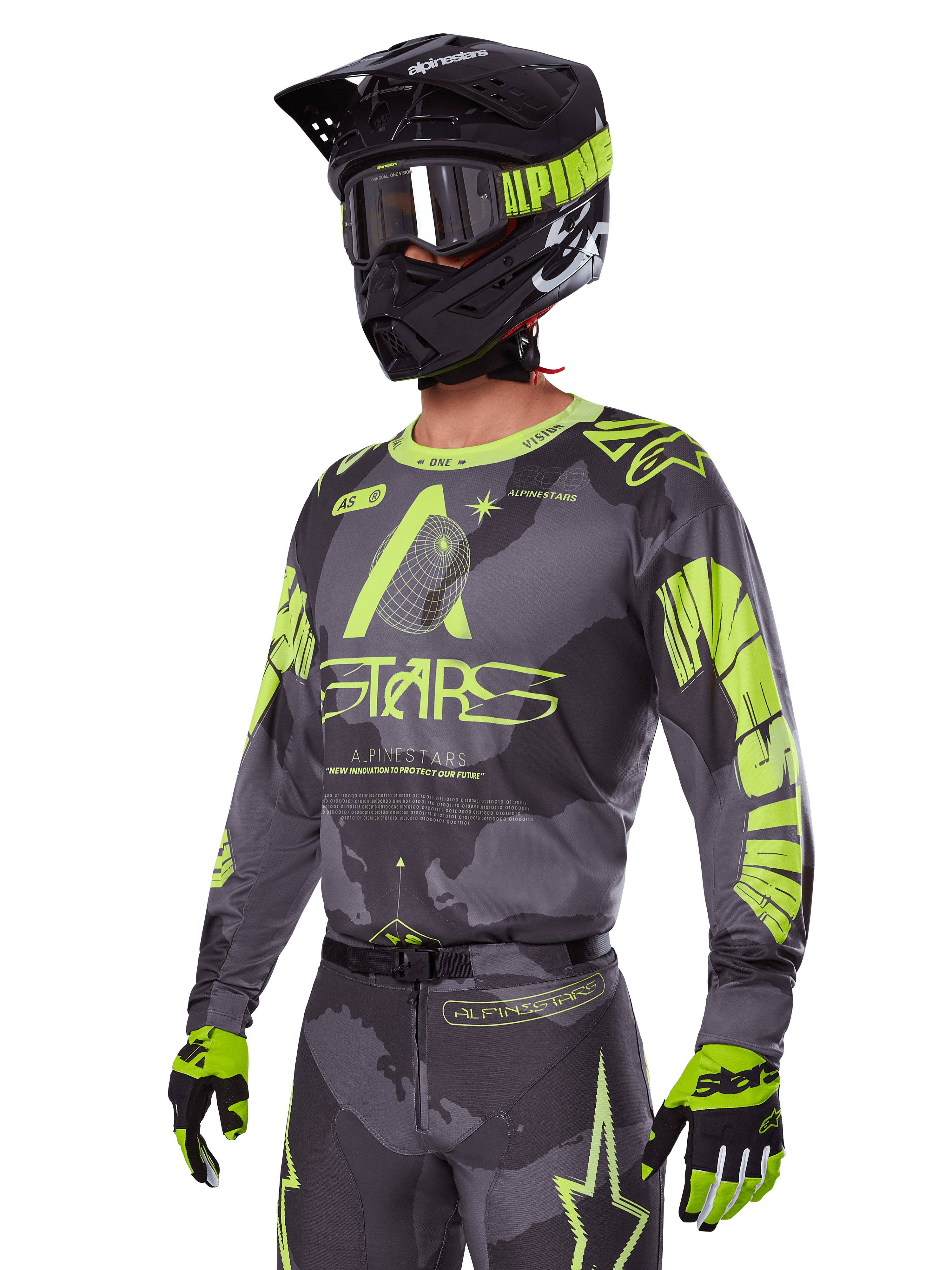 Conjunto de equipo Alpinestars Racer Hollow 2025, jersey y pantalones de motocross en gris y amarillo neón, usado con casco, gafas y guantes negros a juego, con logotipos llamativos y gráficos de estrellas de Alpinestars en amarillo fluorescente sobre una base gris estampada, look profesional de competición todoterreno.