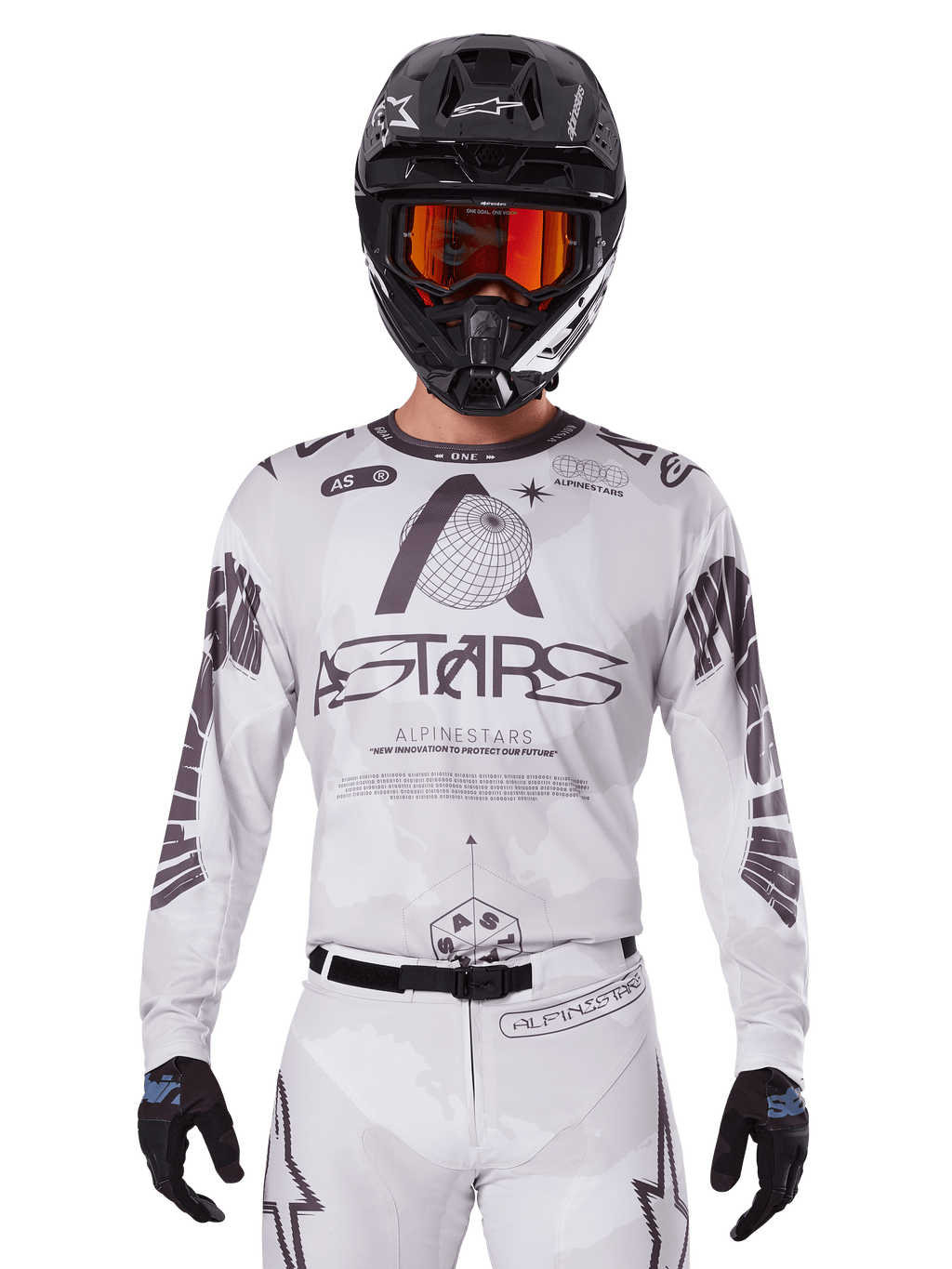 Alpinestars 2025 Racer Hollow Jersey, camiseta de motocross, blanca y negra, usada con pantalones de MX blancos a juego y un casco negro con gafas naranjas, con marca Alpinestars destacada y gráficos de globo, equipo profesional de carreras todoterreno