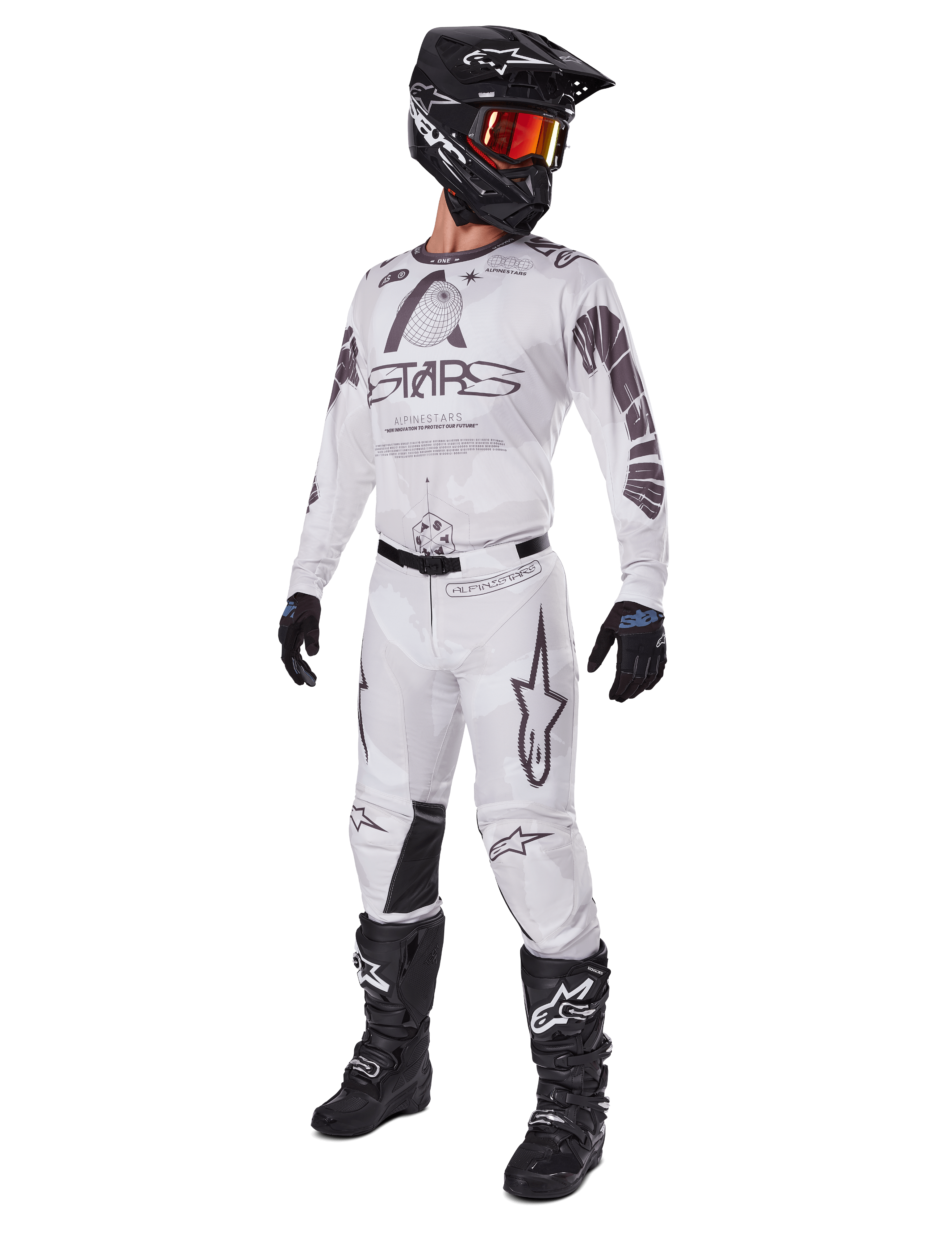 Alpinestars 2025 Racer Hollow Gear Set, traje de motocross, blanco y gris, jersey y pantalones con marca 'STARS' destacada, casco negro con gafas de lente tintada naranja-roja, guantes negros y botas negras, equipo profesional completo para motocross