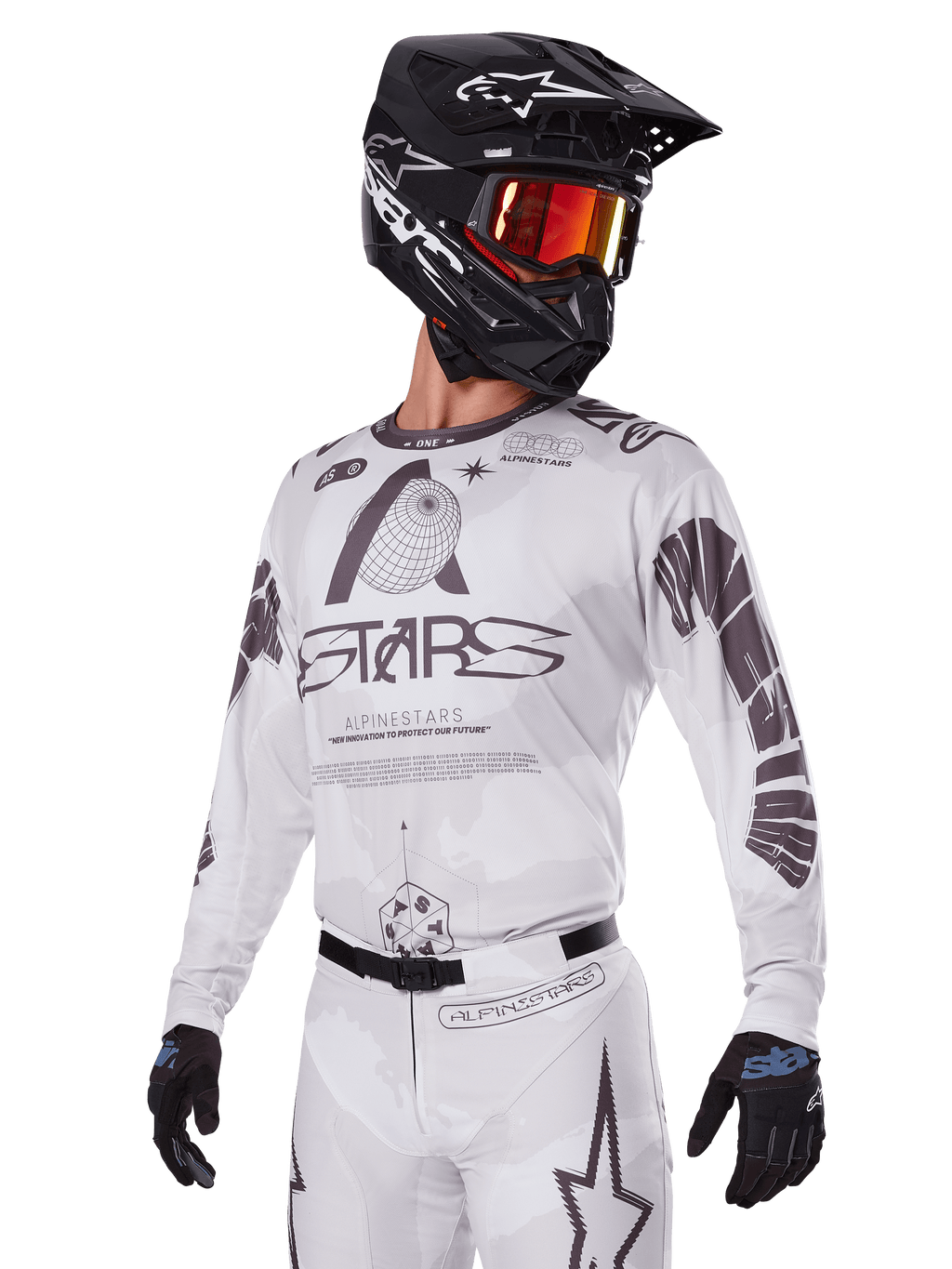 Alpinestars 2025 Racer Hollow Gear Set, conjunto de camiseta y pantalones de motocross, blanco con gráficos en negro y gris, con logotipos 'ASTARS' y diseños de globos huecos, combinado con casco negro, gafas de espejo rojas y guantes negros, diseñado para el rendimiento todoterreno