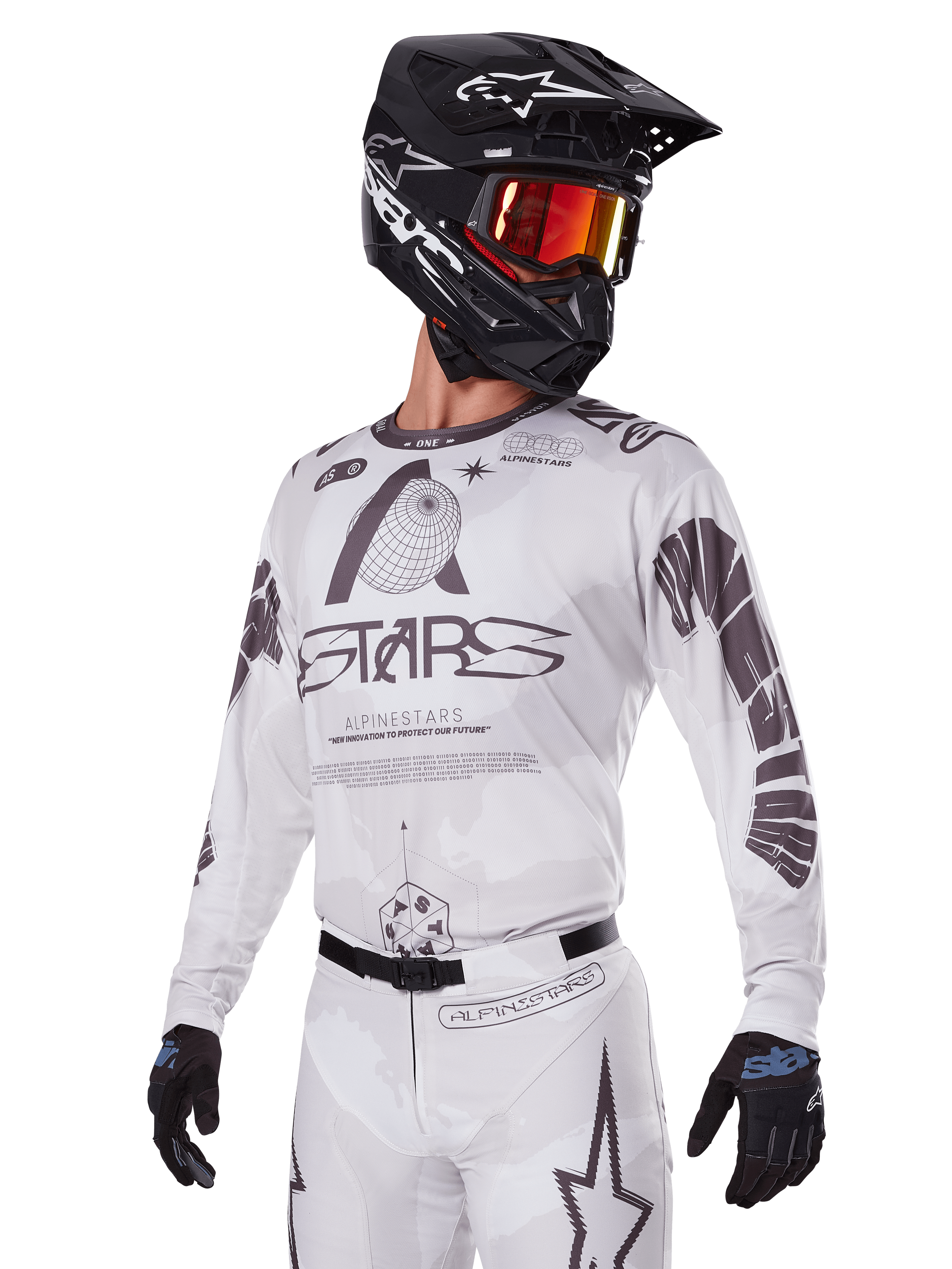 Alpinestars 2025 Racer Hollow Gear Set, conjunto de camiseta y pantalones de motocross, blanco con gráficos en negro y gris, con logotipos 'ASTARS' y diseños de globos huecos, combinado con casco negro, gafas de espejo rojas y guantes negros, diseñado para el rendimiento todoterreno