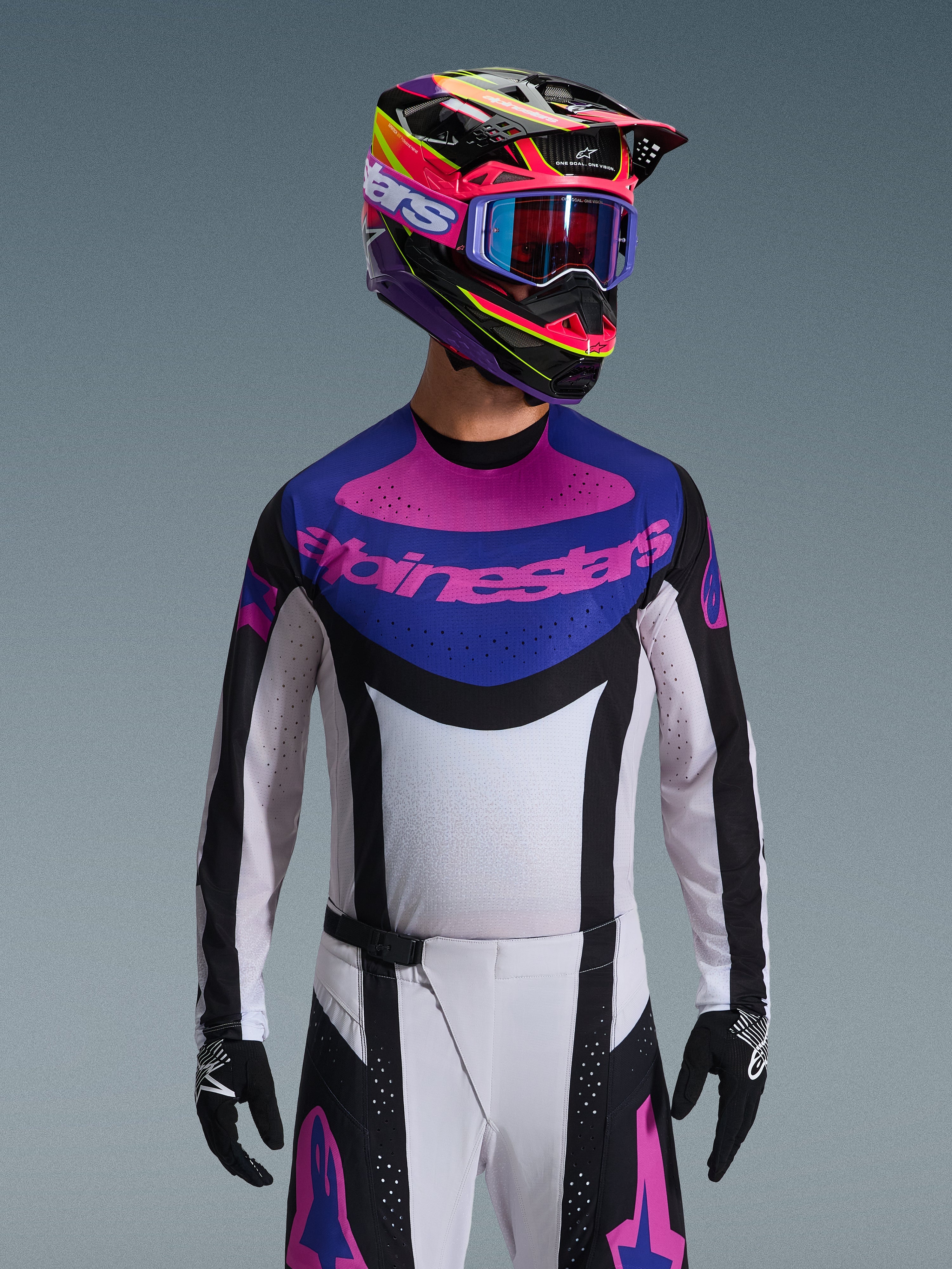 Alpinestars Techstar Knif Jersey 2026, jersey de motocross, negro, gris claro y púrpura, logotipo de Alpinestars rosa en el pecho, usado con casco colorido y pantalones de motocross a juego, ajuste atlético de carrera con perforaciones láser para ventilación
