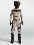 Alpinestars Racer Lone 2027, jersey y conjunto de motocross, camuflaje desierto y negro, ajuste precurvado, mostrado en modelo