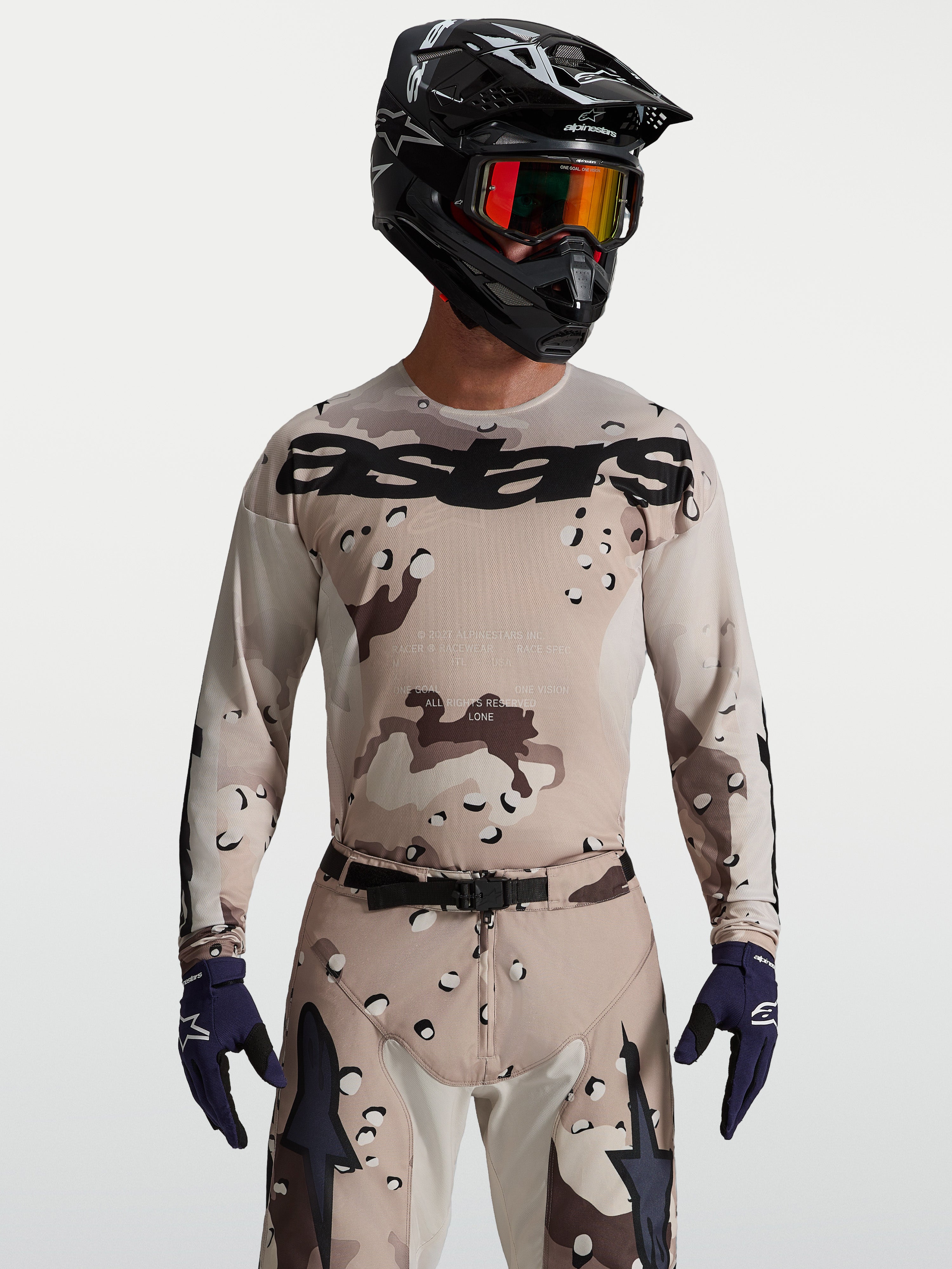 Alpinestars Jersey Racer Lone de motocross para hombre, camuflaje desierto y negro, en modelo con casco y gafas