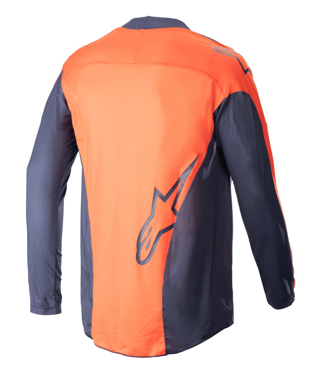 Alpinestars 2023 Techstar Arch Jersey, jersey de motocross, azul noche y naranja intenso, vista trasera, construcción de malla ligera, cuenta con un gran logotipo de Alpinestars en azul marino en la parte inferior de la espalda, parte trasera extendida para mayor cobertura al conducir