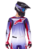 Alpinestars 2025 Fluid Wurx Jersey, jersey de carreras de motocross, degradado de morado a blanco, logotipo de estrella roja y detalles, ajuste atlético, combinado con pantalones a juego, casco negro y guantes rojos