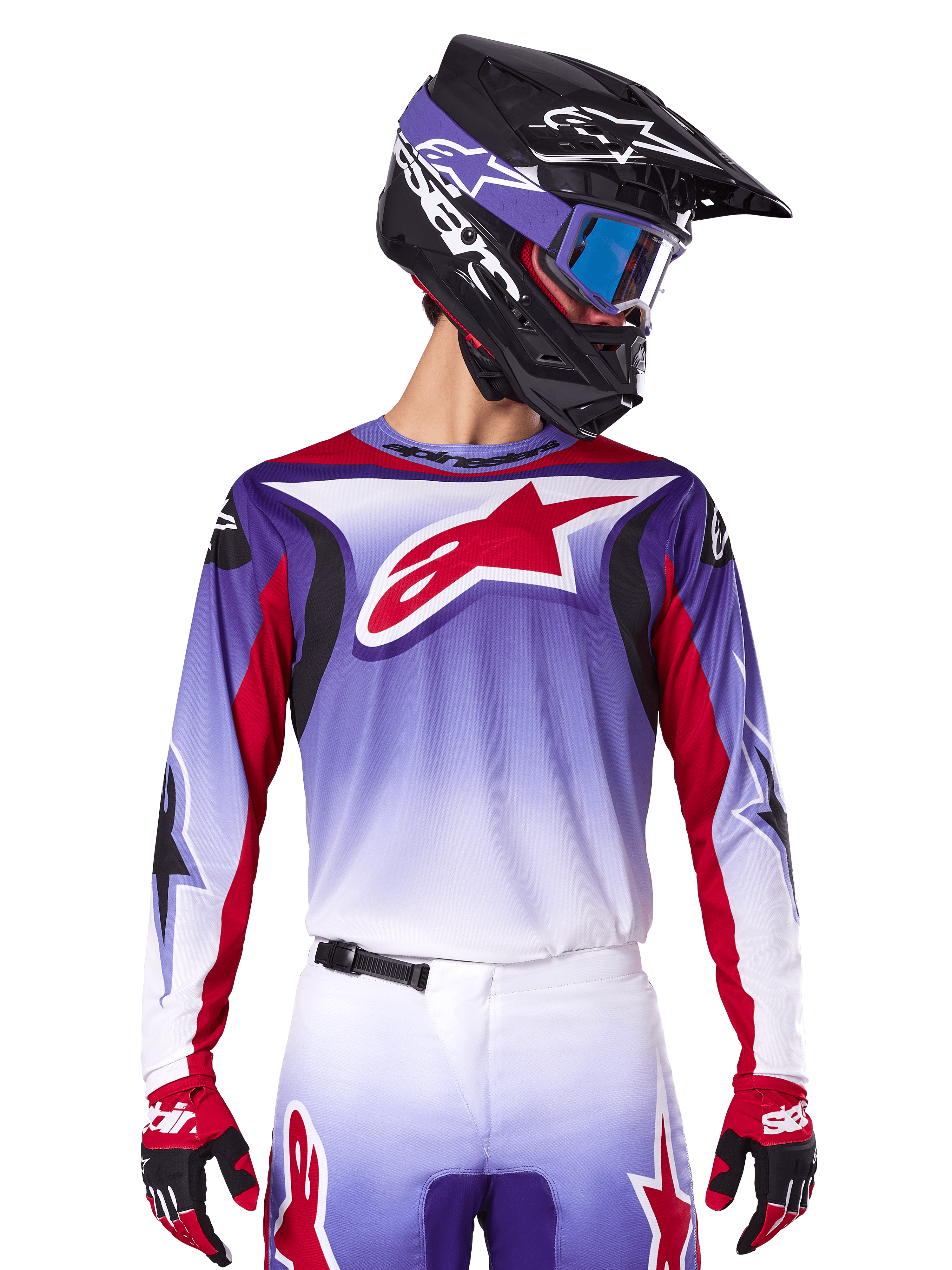 Alpinestars 2025 Fluid Wurx Jersey, jersey de carreras de motocross, degradado de morado a blanco, logotipo de estrella roja y detalles, ajuste atlético, combinado con pantalones a juego, casco negro y guantes rojos
