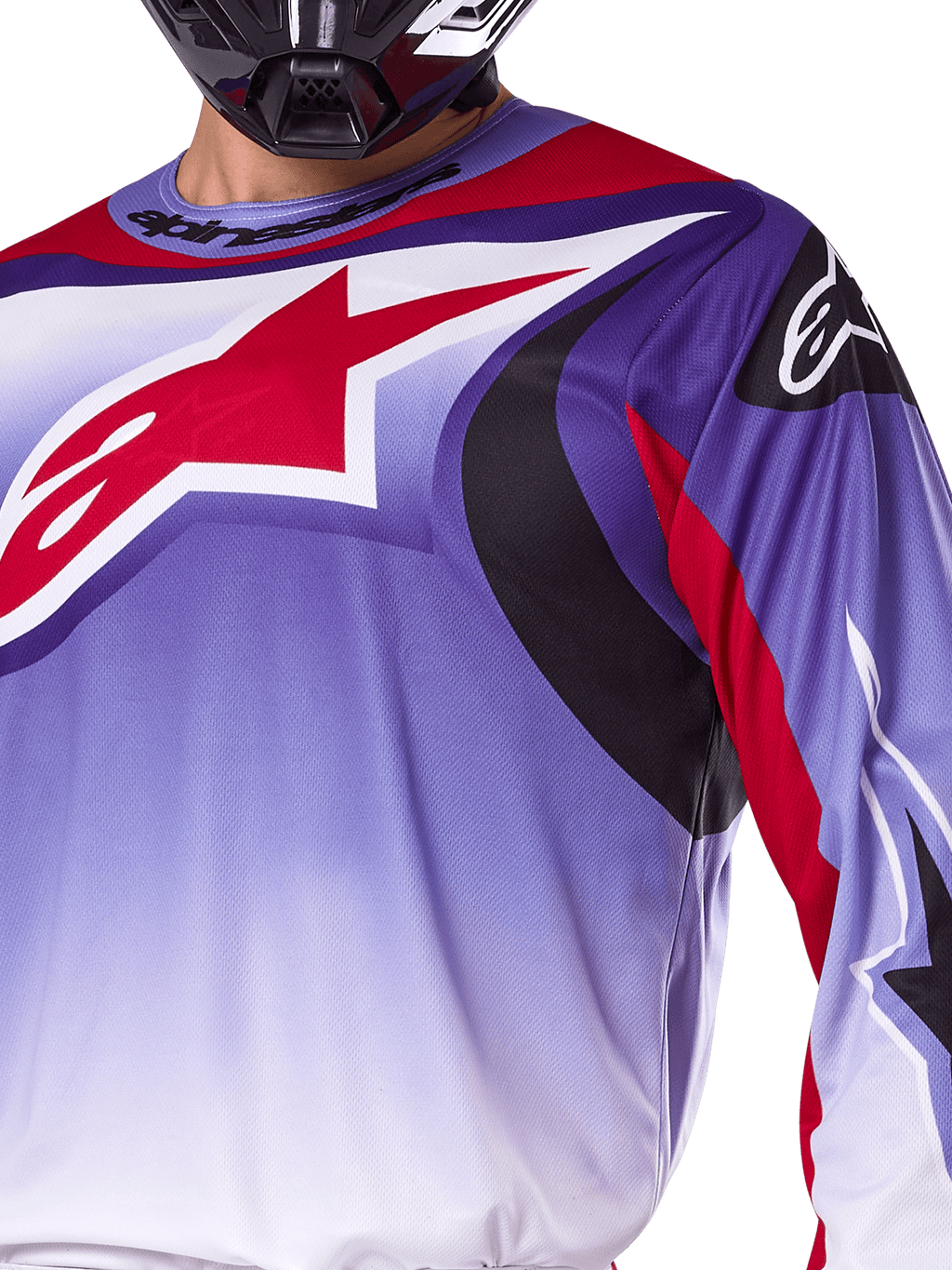 Alpinestars 2025 Fluid Wurx Jersey, jersey de motocross, púrpura y rojo brillante, primer plano de un piloto con el jersey y un gran logotipo de estrella de Alpinestars rojo en el pecho, detalles gráficos curvos en negro y rojo, ajuste atlético para carreras todoterreno