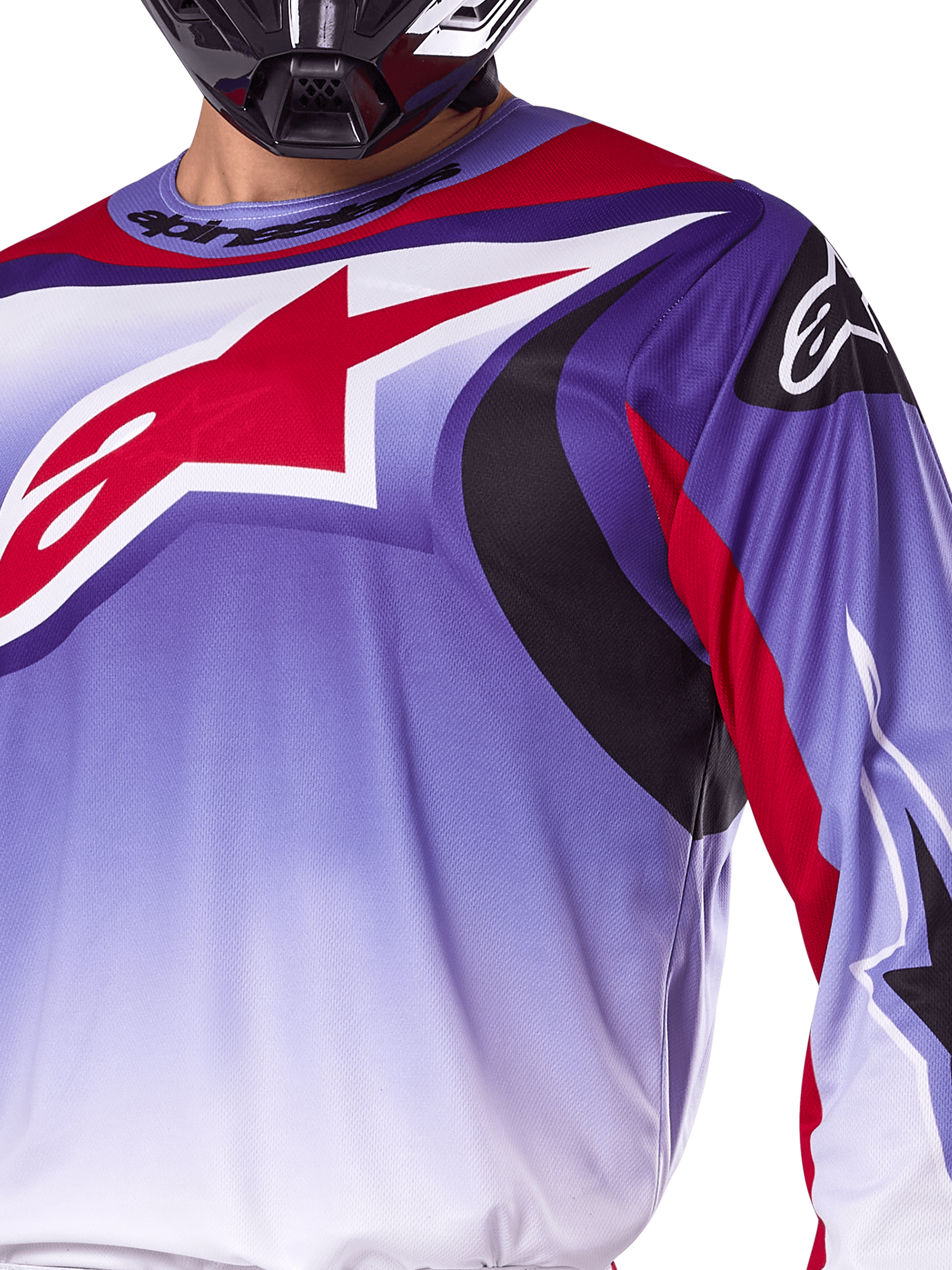 Alpinestars 2025 Fluid Wurx Jersey, jersey de motocross, púrpura y rojo brillante, primer plano de un piloto con el jersey y un gran logotipo de estrella de Alpinestars rojo en el pecho, detalles gráficos curvos en negro y rojo, ajuste atlético para carreras todoterreno