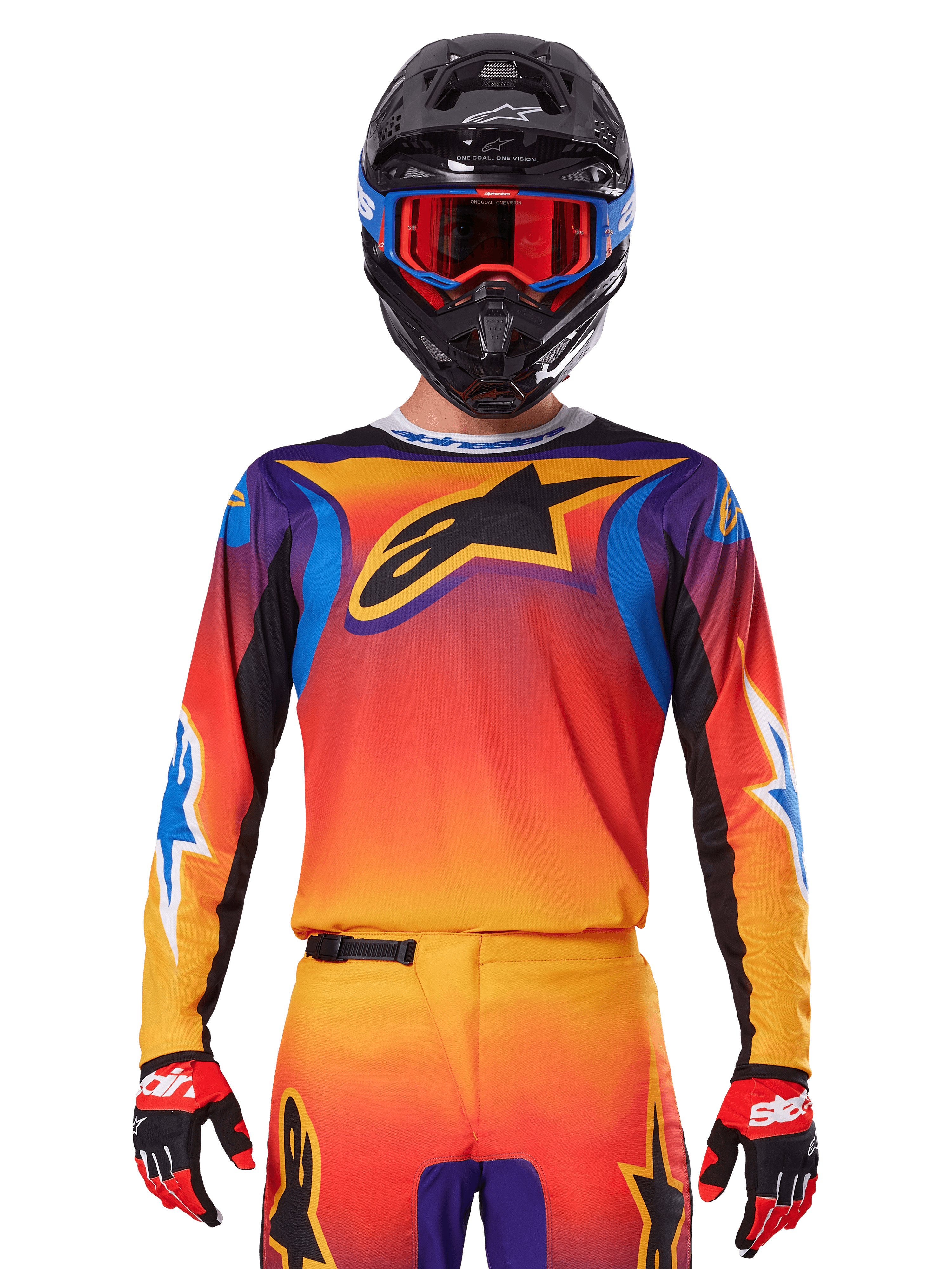 Jersey Alpinestars Fluid Wurx 2025, jersey de motocross multicolor con degradado naranja y rojo y detalles en púrpura, usado con equipamiento a juego, casco negro con gafas azules y rojas, y guantes rojos, con un gran logotipo de estrella negra en el pecho.