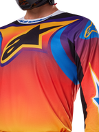 Alpinestars 2025 Fluid Wurx Jersey, diseño multicolor en blanco y naranja, jersey de motocross de manga larga, ajuste atlético relajado, politejido que absorbe la humedad para rendimiento off-road