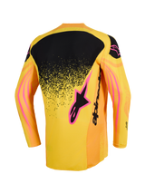Alpinestars 2026 Techstar Nomur Jersey, jersey de motocross, naranja, amarillo y rosa, vista trasera que muestra un panel superior negro en la espalda con un degradado moteado, acentos del logo en rosa y patrones gráficos ondulados en las mangas.