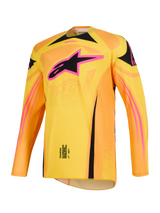 Jersey Techstar Nomur 2026, jersey de motocross en naranja, amarillo y rosa, con un destacado logotipo de la estrella de Alpinestars en rosa y negro en el pecho, ajuste de carrera atlético de manga larga, prenda de competición off-road de alto rendimiento