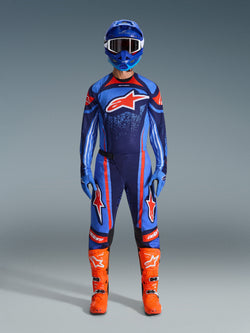 Alpinestars 2026 Techstar Nomur Gear Set, equipo de motocross, azul marino oscuro, naranja y azul UCLA, conjunto completo con casco azul, jersey y pantalones a juego, guantes azules y botas naranja brillante, con logotipos de estrellas y protección de alto rendimiento para off-road