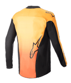 Alpinestars 2023 Techstar Sein Jersey, jersey de motocross, negro y naranja intenso, vista trasera que muestra la espalda con un degradado naranja vibrante con paneles laterales y mangas negras, con gráficos del logotipo de Alpinestars en la parte inferior de la espalda y el hombro