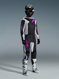 Conjunto Alpinestars Fluid Grid 2026, piloto de motocross con jersey y pantalones negros y blancos con detalles rosas y azules, casco negro, guantes negros y botas blancas, equipo de competición completo sobre fondo gris