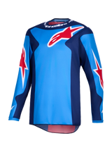 Alpinestars 2026 Fluid Grid Jersey, jersey de motocross, azul y rojo, con grandes logotipos rojos de la estrella de Alpinestars, paneles laterales azul oscuro y construcción de polifabric ligero con parte trasera más larga para conducción off-road.