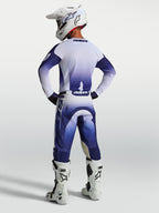 Alpinestars Racer Air Amber, jersey y conjunto de motocross, malla azul marino y blanca, vista trasera en modelo