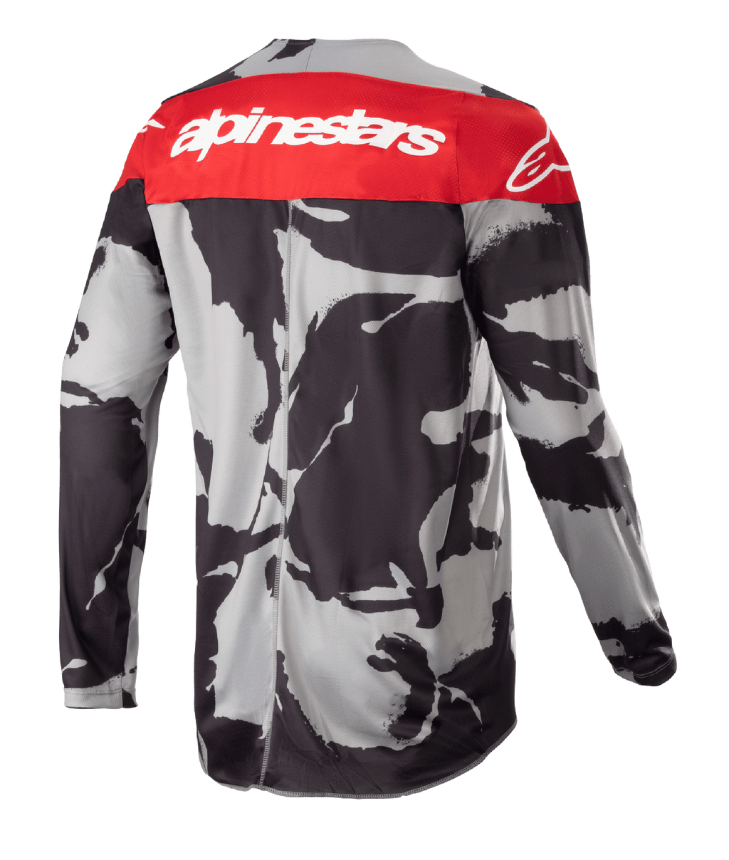 Alpinestars 2023 Racer Tactical Jersey, jersey de motocross, Cast Gray Camo y Mars Red, vista trasera con un panel superior rojo con el logo de Alpinestars en blanco y un patrón de camuflaje gris y negro, prenda ligera de alto rendimiento para todoterreno