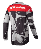 Alpinestars 2023 Racer Tactical Jersey, jersey de motocross, Cast Gray Camo y Mars Red, vista trasera con un panel superior rojo con el logo de Alpinestars en blanco y un patrón de camuflaje gris y negro, prenda ligera de alto rendimiento para todoterreno