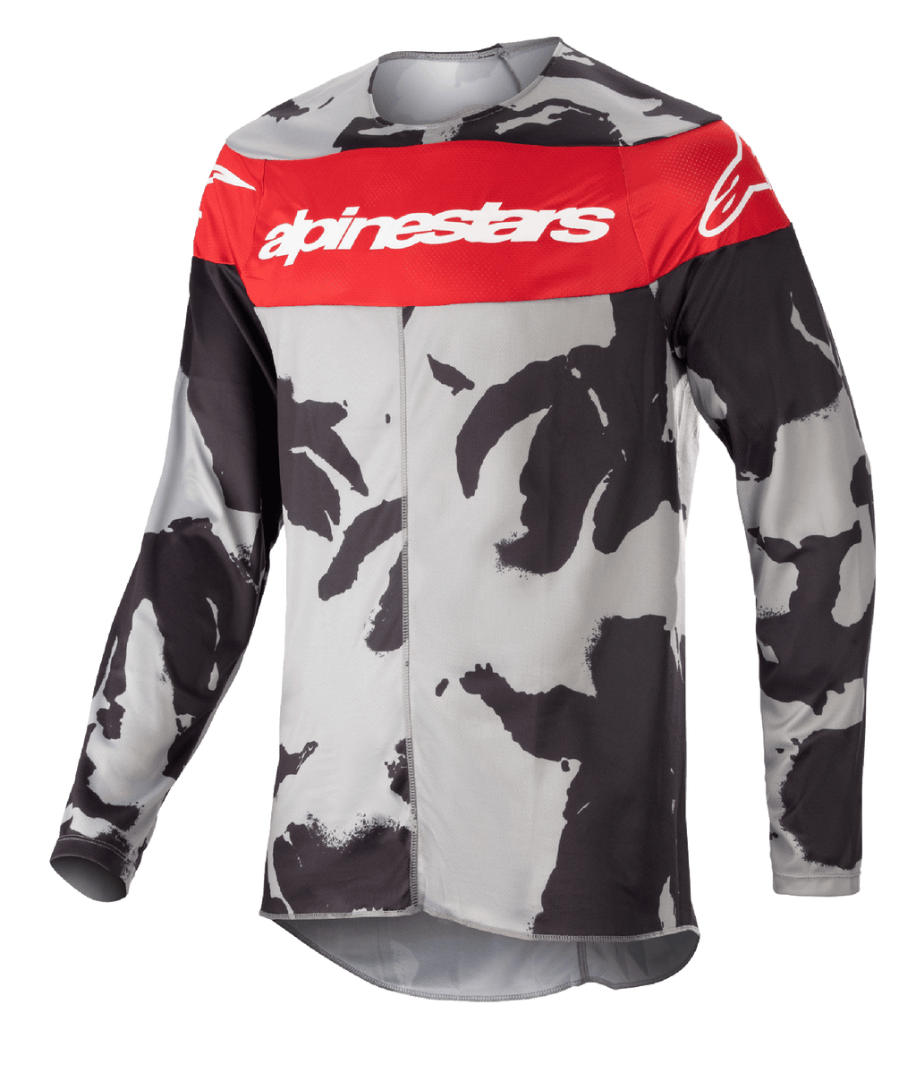 Alpinestars Racer Tactical Jersey 2023, jersey de motocross, camuflaje gris y rojo Mars, franja roja prominente en el pecho con la marca Alpinestars en blanco, patrón de camuflaje negro y gris, prenda técnica de manga larga para carreras off-road
